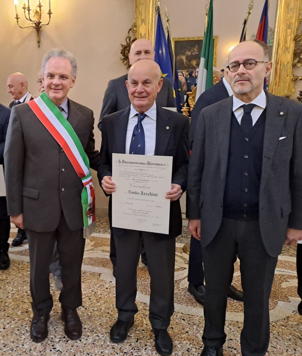 Il neo Cavaliere Emilio Zecchini tra il Prefetto ed il Sindaco alla Cerimonia di consegna dell'Onorificenza il 5 dicembre u.s. in Prefettura