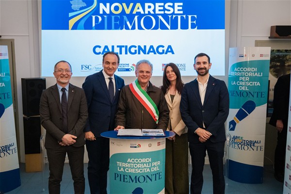 Il Sindaco alla sottoscrizione dell'Accordo con il Presidente della Regione Piemonte On. Alberto CIRIO, alla presenza degli Assessori Gian Luca VIGNALE e Matteo MARNATI e della Consigliere Regionale Daniela CAMERONI