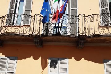 GIOVEDì 18 MARZO alle ore 11 i Sindaci, indossando la fascia tricolore, osservano un minuto di silenzio davanti al Municipio, al cospetto della bandiera italiana esposta a mezz'asta, per onorare la memoria delle VITTIME della PANDEMIA